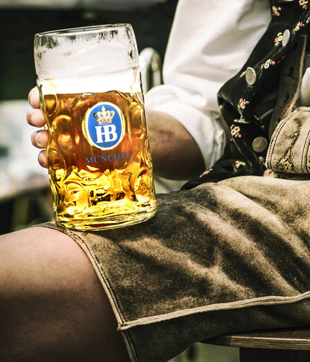 Serving hofbrauhaus beer